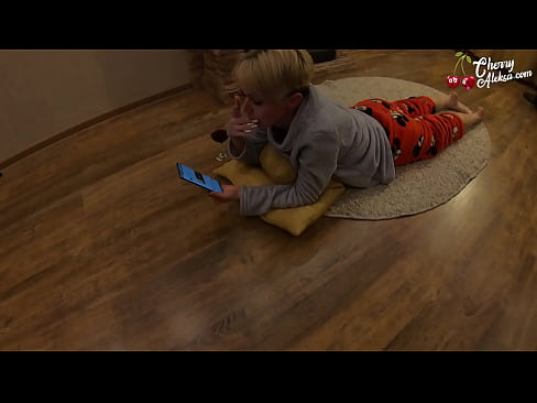 ❤️ Luda plavuša sisa ogroman kurac sisa i poskakuje na njemu - analni seks ☑ Porno kod nas